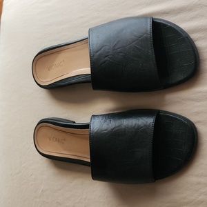 Black Vionic sandals. Size 9.5M